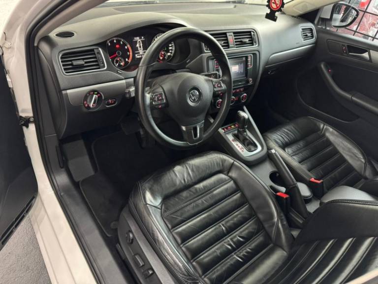 VOLKSWAGEN - JETTA - 2012/2013 - Branca - R$ 79.900,00