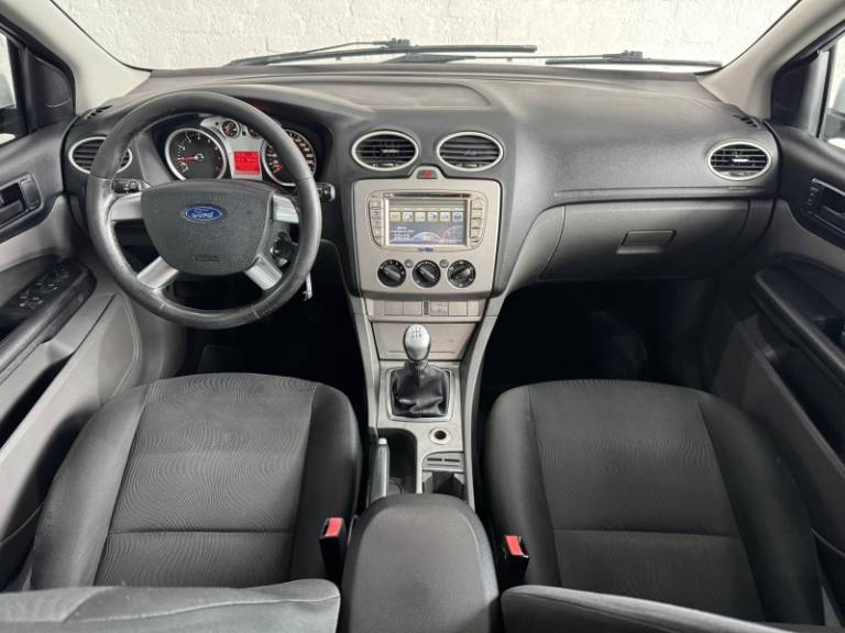 FORD - FOCUS - 2012/2013 - Branca - R$ 44.900,00