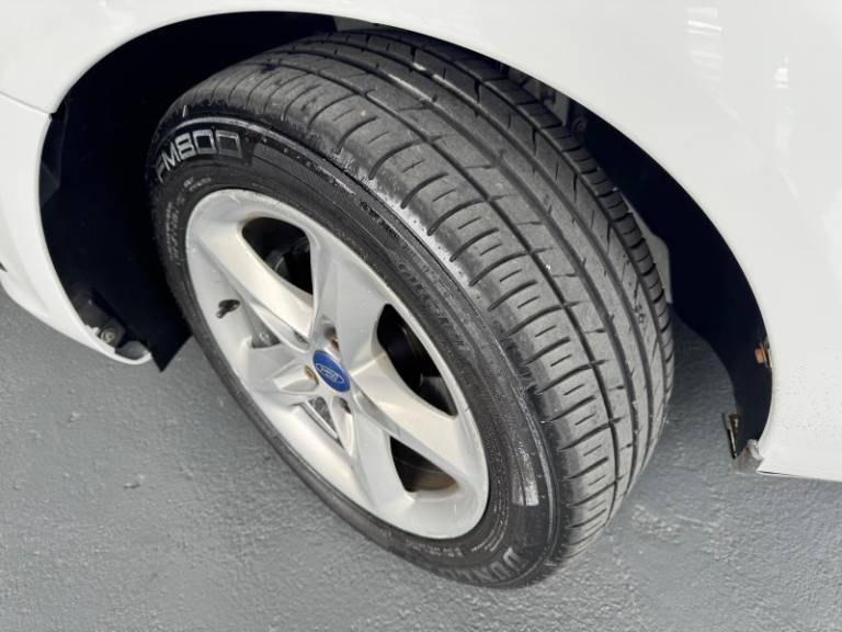 FORD - FOCUS - 2012/2013 - Branca - R$ 44.900,00