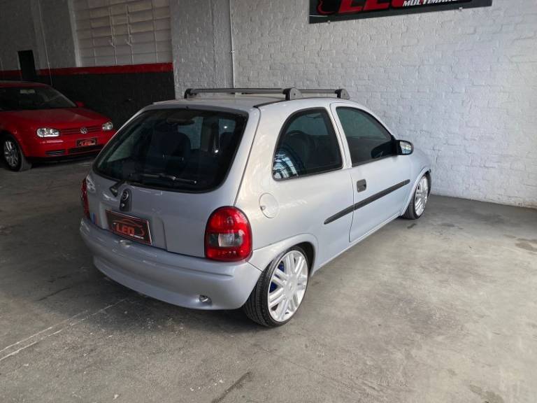 CHEVROLET - CORSA - 2000/2001 - Prata - R$ 15.900,00