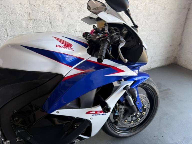 HONDA - CBR 600RR - 2011/2011 - Branca - R$ 44.900,00