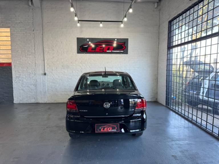 VOLKSWAGEN - VOYAGE - 2010/2011 - Preta - R$ 33.900,00