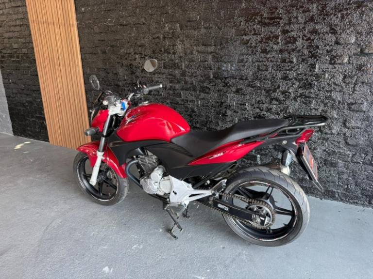 HONDA - CB 300R - 2009/2010 - Vermelha - R$ 10.900,00