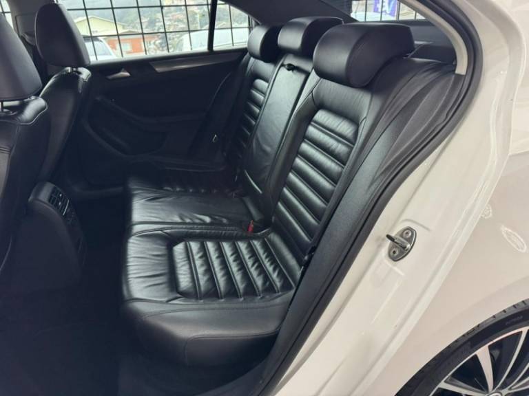 VOLKSWAGEN - JETTA - 2012/2013 - Branca - R$ 79.900,00