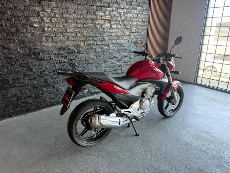 HONDA - CB 300R - 2009/2010 - Vermelha - R$ 10.900,00