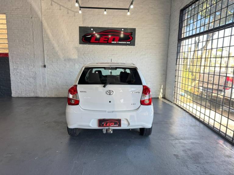 TOYOTA - ETIOS - 2017/2018 - Branca - R$ 53.900,00