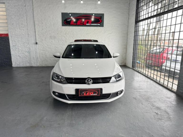 VOLKSWAGEN - JETTA - 2012/2013 - Branca - R$ 79.900,00