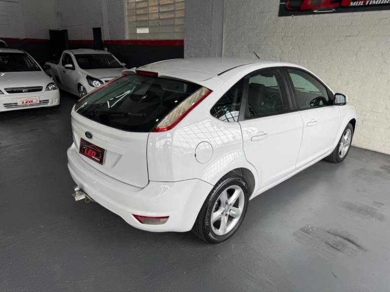 FORD - FOCUS - 2012/2013 - Branca - R$ 44.900,00