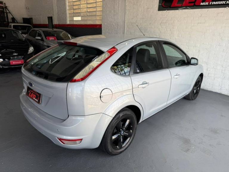 FORD - FOCUS - 2010/2011 - Prata - R$ 41.900,00