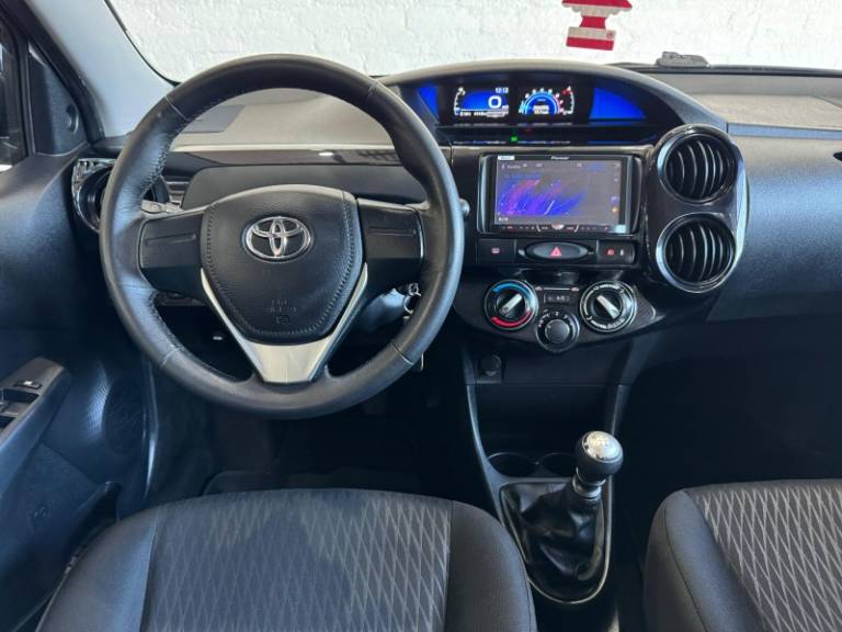 TOYOTA - ETIOS - 2017/2018 - Branca - R$ 53.900,00