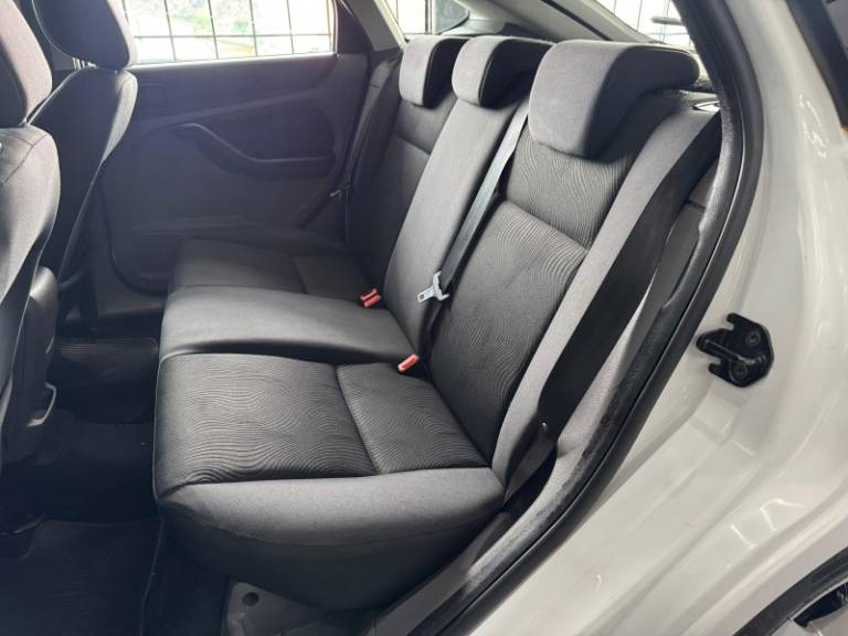 FORD - FOCUS - 2012/2013 - Branca - R$ 44.900,00
