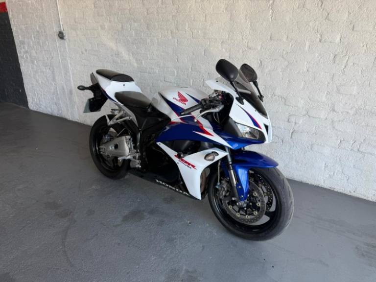 HONDA - CBR 600RR - 2011/2011 - Branca - R$ 44.900,00