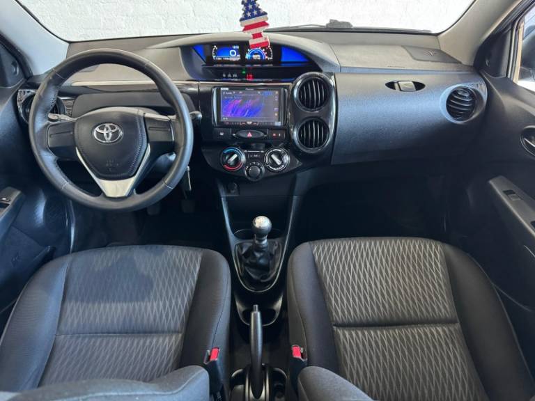 TOYOTA - ETIOS - 2017/2018 - Branca - R$ 53.900,00