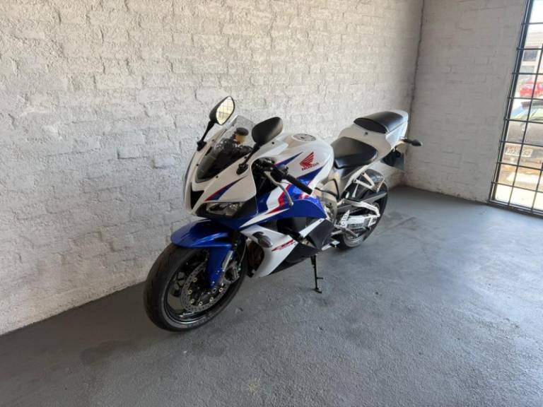 HONDA - CBR 600RR - 2011/2011 - Branca - R$ 44.900,00