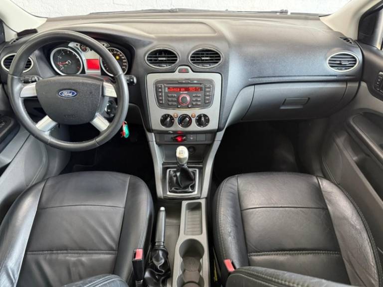 FORD - FOCUS - 2010/2011 - Prata - R$ 41.900,00