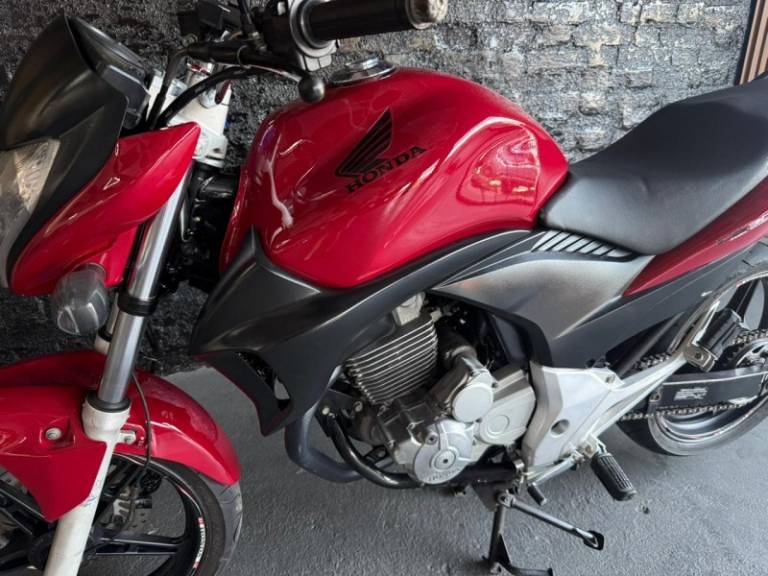 HONDA - CB 300R - 2009/2010 - Vermelha - R$ 10.900,00