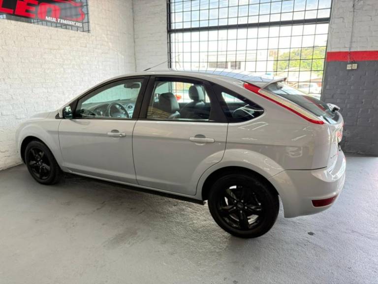FORD - FOCUS - 2010/2011 - Prata - R$ 41.900,00