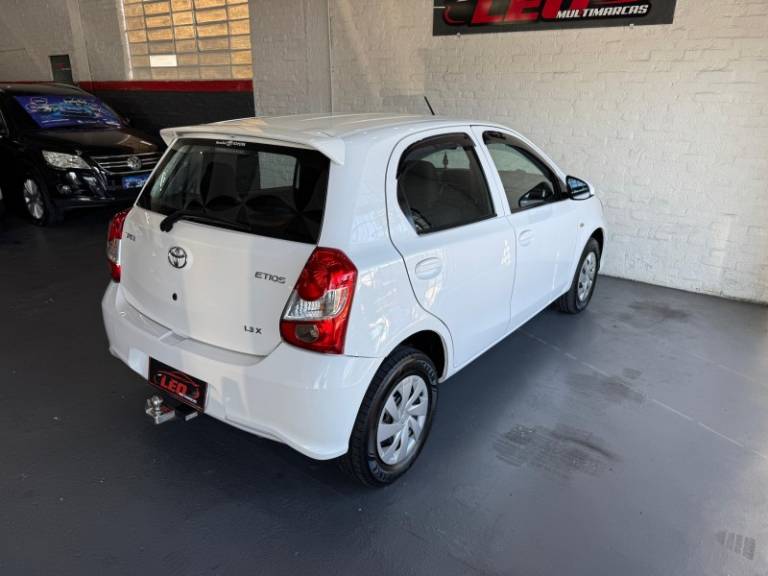 TOYOTA - ETIOS - 2017/2018 - Branca - R$ 53.900,00