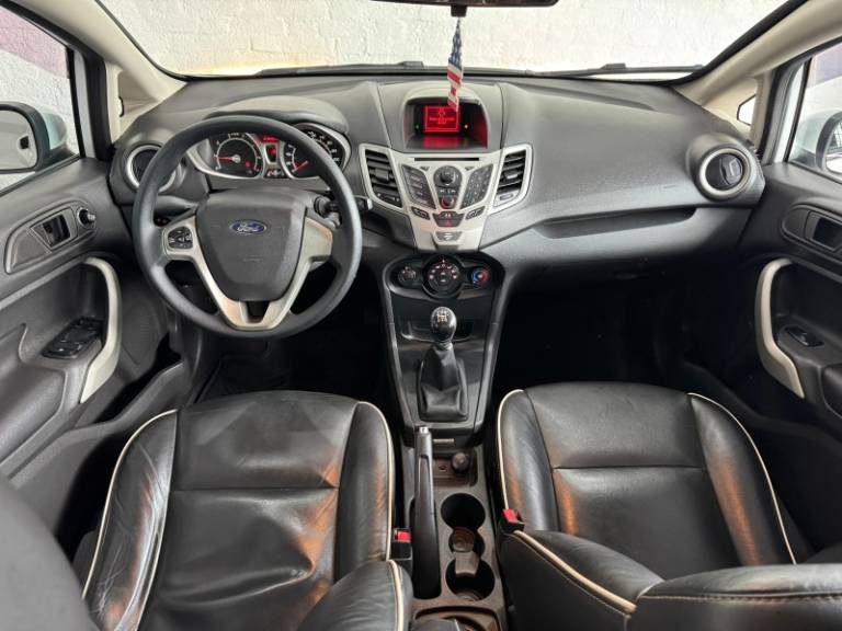FORD - FIESTA - 2012/2013 - Branca - R$ 42.900,00