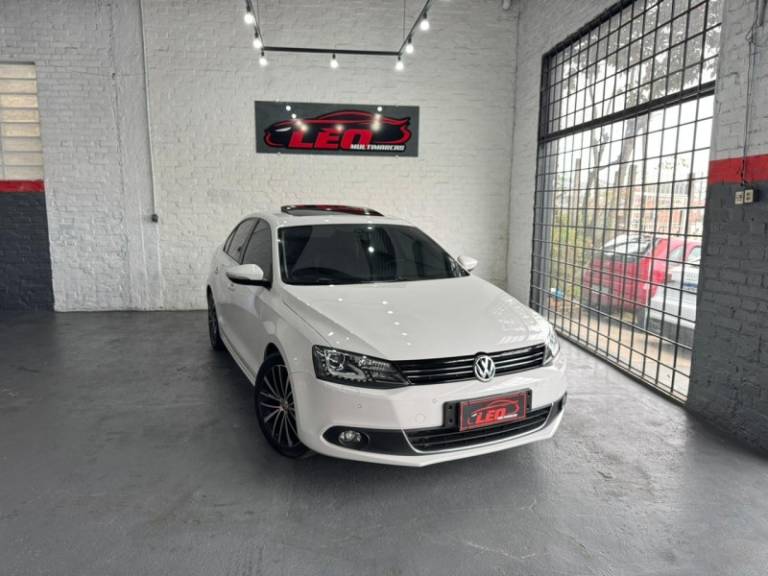 VOLKSWAGEN - JETTA - 2012/2013 - Branca - R$ 79.900,00