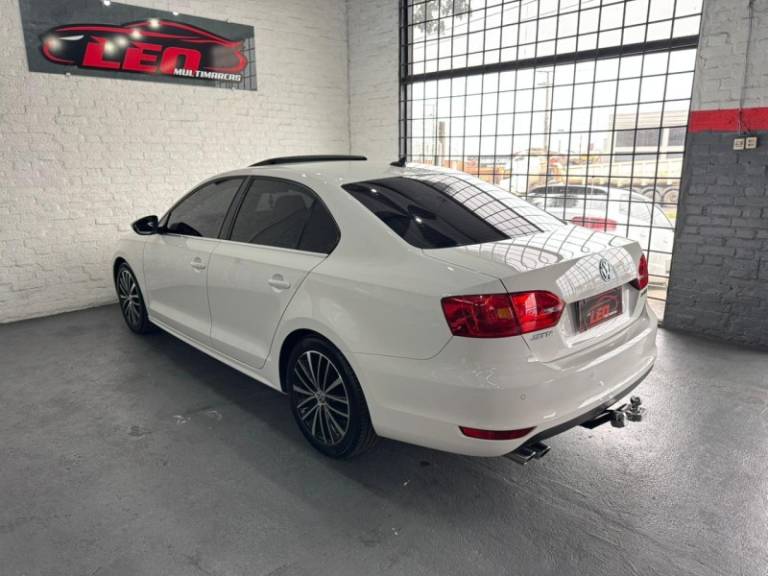 VOLKSWAGEN - JETTA - 2012/2013 - Branca - R$ 79.900,00