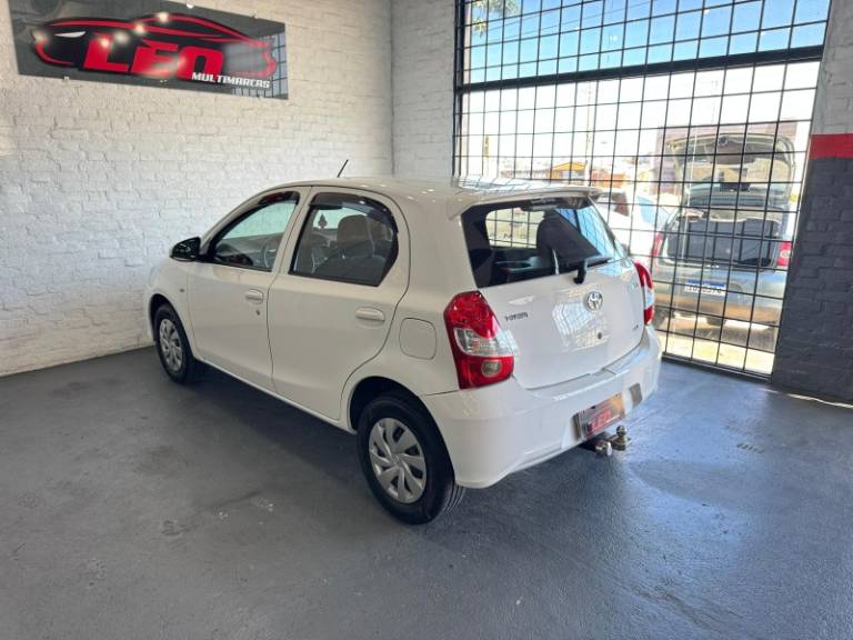 TOYOTA - ETIOS - 2017/2018 - Branca - R$ 53.900,00