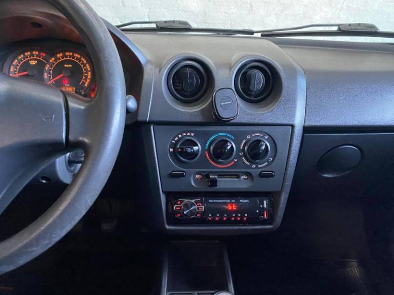 CHEVROLET - CELTA - 2008/2009 - Preta - R$ 24.900,00