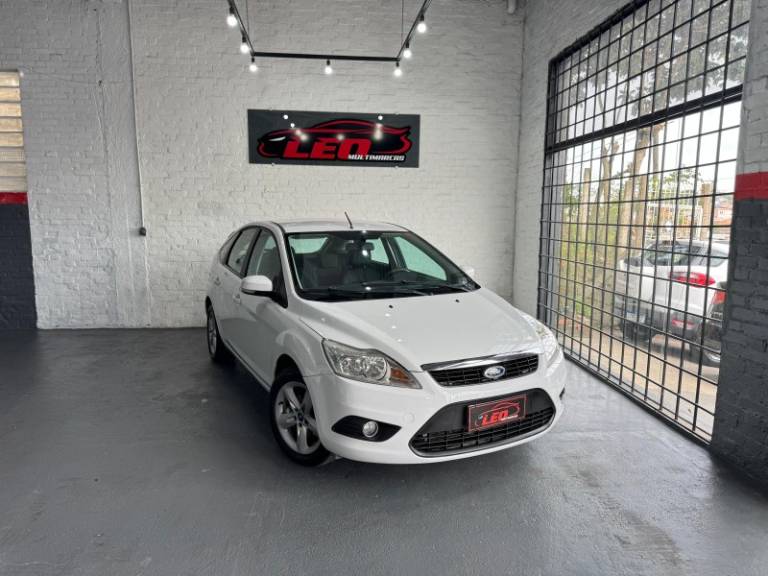 FORD - FOCUS - 2012/2013 - Branca - R$ 44.900,00