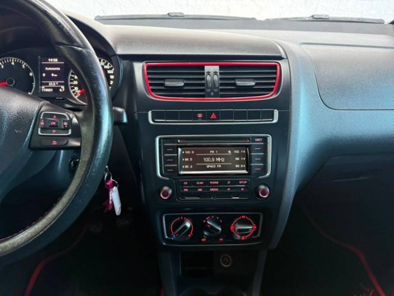 VOLKSWAGEN - FOX - 2013/2014 - Vermelha - R$ 45.900,00