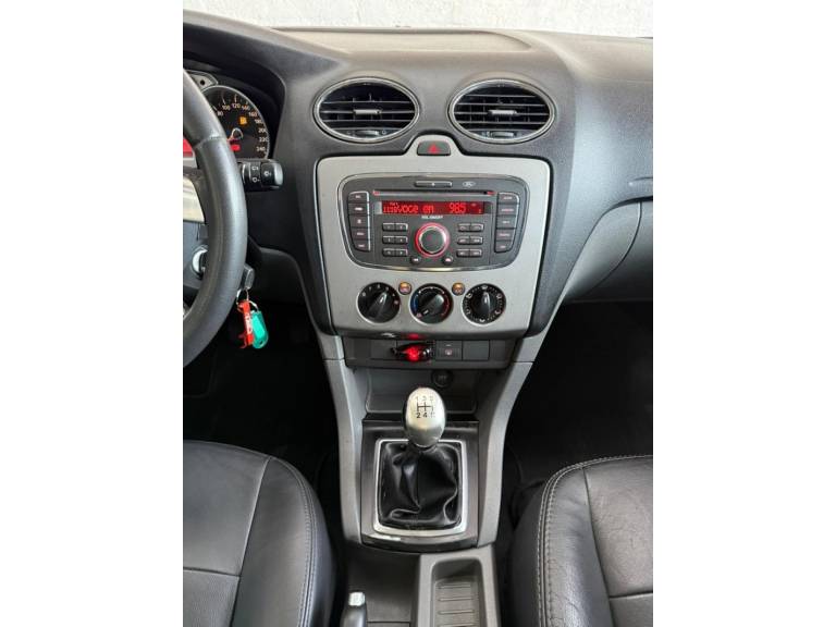 FORD - FOCUS - 2010/2011 - Prata - R$ 41.900,00