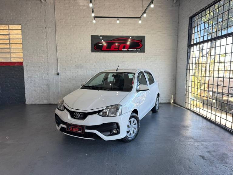 TOYOTA - ETIOS - 2017/2018 - Branca - R$ 53.900,00