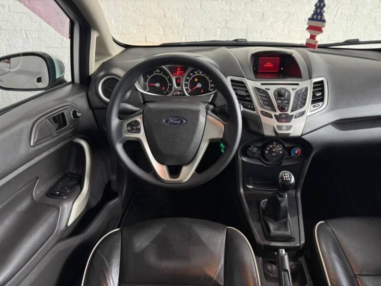 FORD - FIESTA - 2012/2013 - Branca - R$ 42.900,00