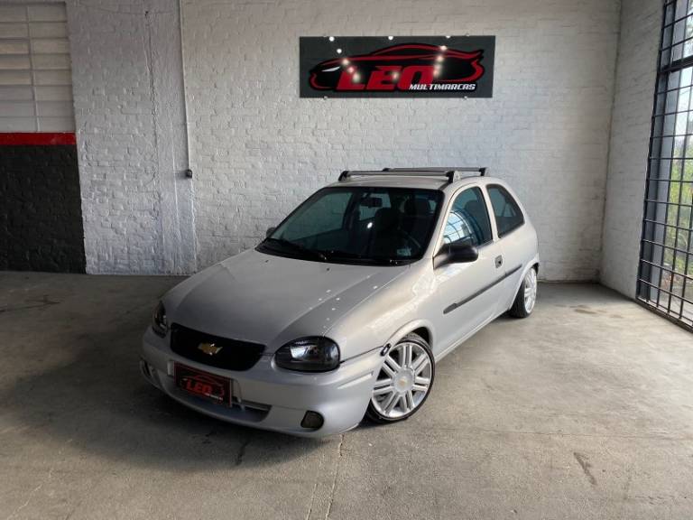 CHEVROLET - CORSA - 2000/2001 - Prata - R$ 15.900,00