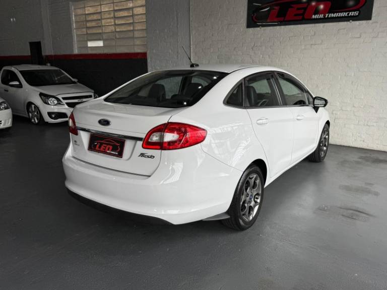 FORD - FIESTA - 2012/2013 - Branca - R$ 42.900,00