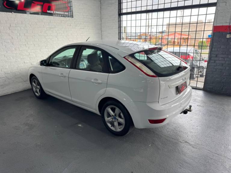 FORD - FOCUS - 2012/2013 - Branca - R$ 44.900,00