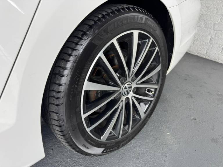 VOLKSWAGEN - JETTA - 2012/2013 - Branca - R$ 79.900,00