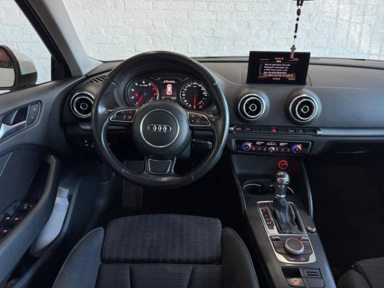 AUDI - A3 - 2014/2015 - Branca - R$ 89.900,00