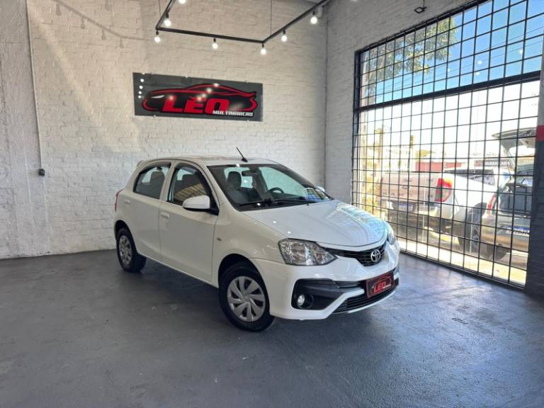 TOYOTA - ETIOS - 2017/2018 - Branca - R$ 53.900,00