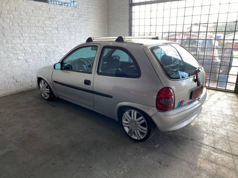 CHEVROLET - CORSA - 2000/2001 - Prata - R$ 15.900,00