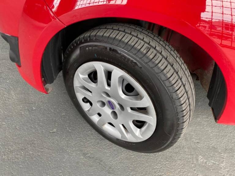 FORD - FIESTA - 2011/2012 - Vermelha - R$ 31.900,00