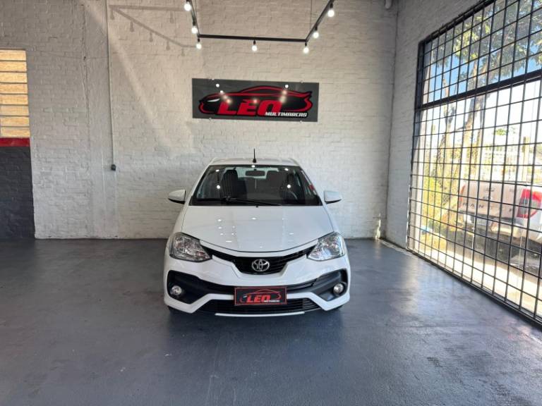 TOYOTA - ETIOS - 2017/2018 - Branca - R$ 53.900,00
