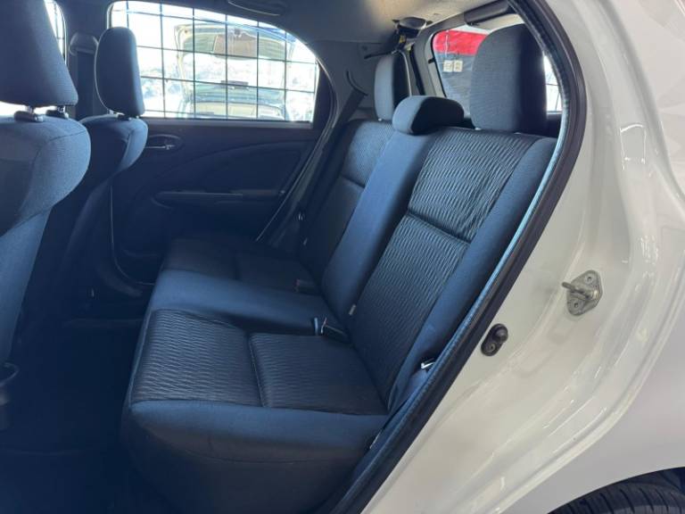 TOYOTA - ETIOS - 2017/2018 - Branca - R$ 53.900,00