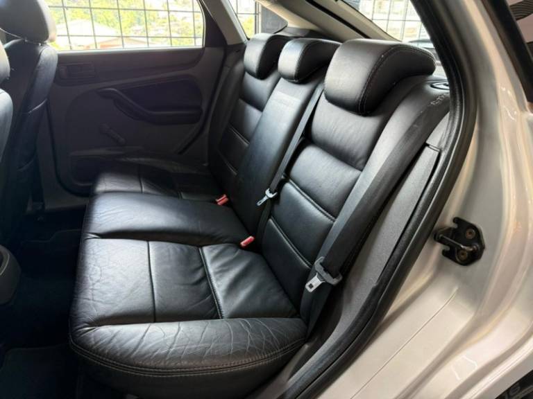 FORD - FOCUS - 2010/2011 - Prata - R$ 41.900,00