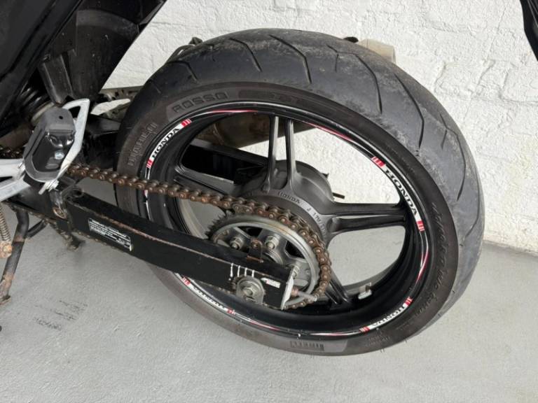 HONDA - CB 300R - 2009/2010 - Vermelha - R$ 12.900,00