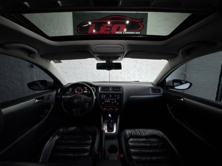 VOLKSWAGEN - JETTA - 2012/2013 - Branca - R$ 79.900,00