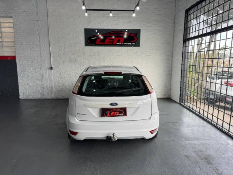 FORD - FOCUS - 2012/2013 - Branca - R$ 44.900,00