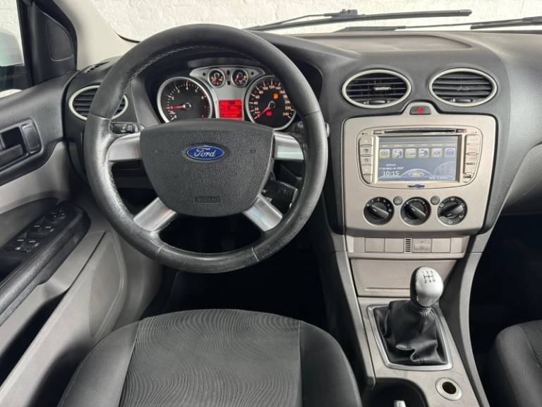 FORD - FOCUS - 2012/2013 - Branca - R$ 44.900,00